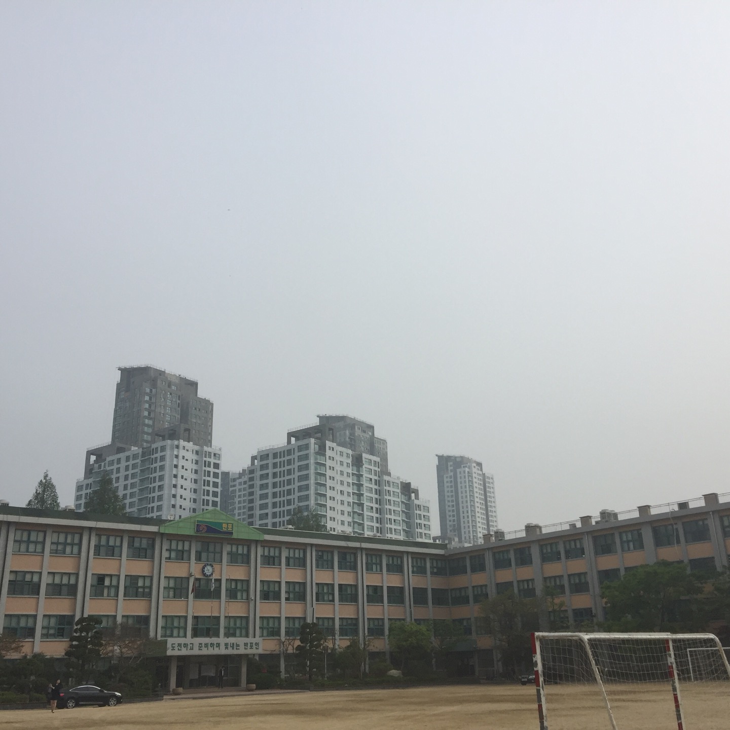 반포중학교 | 서울특별시 서초구 신반포로 67 | +82 2-599-2303