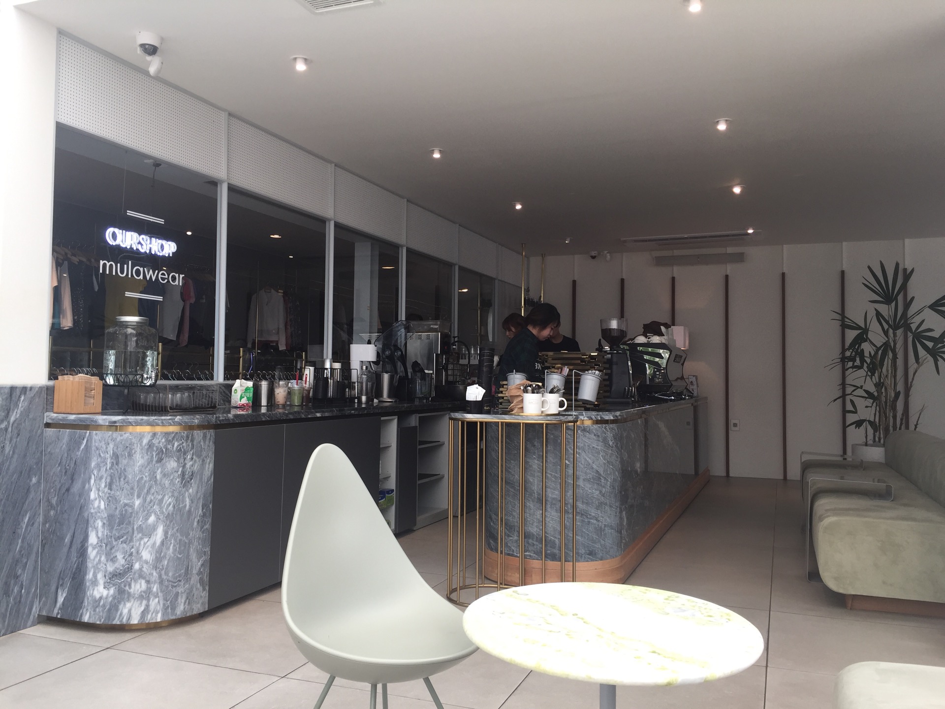 Cafe Mula | Seoul Gang-nam-gu 강남구 압구정로4길 13-12 | +82 2-6104-4541