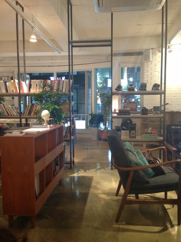 Cafe Qooom / 쿰 | Seoul Yang cheon gu 목동로23길 1 | +82 2-2695-3337