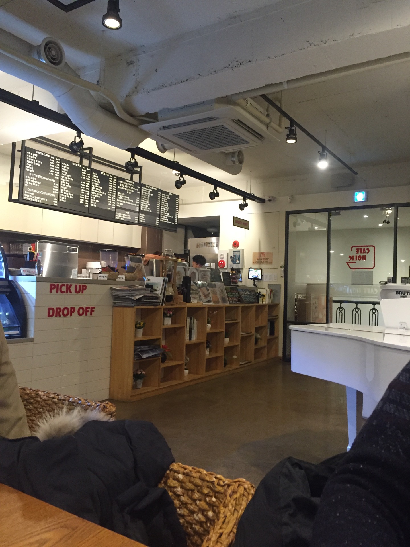 CAFE HOLIC | Seoul 강남구 테헤란로14길 25 | +82 2-563-7678