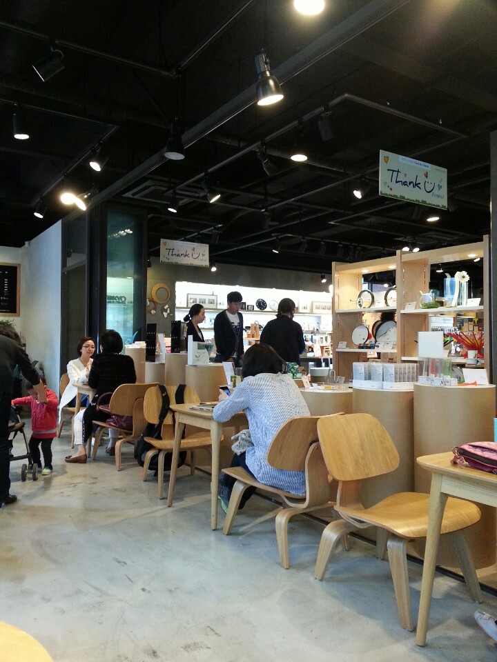 LIVART STYLE SHOP | 서울 강남구 학동로 142 | +82 2-549-2155