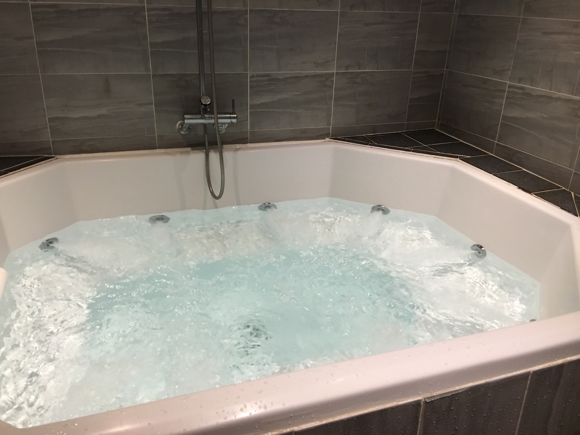 수호텔 | 충청북도 충주시 수안보면 온천리 239-7 | +82 43-856-7008