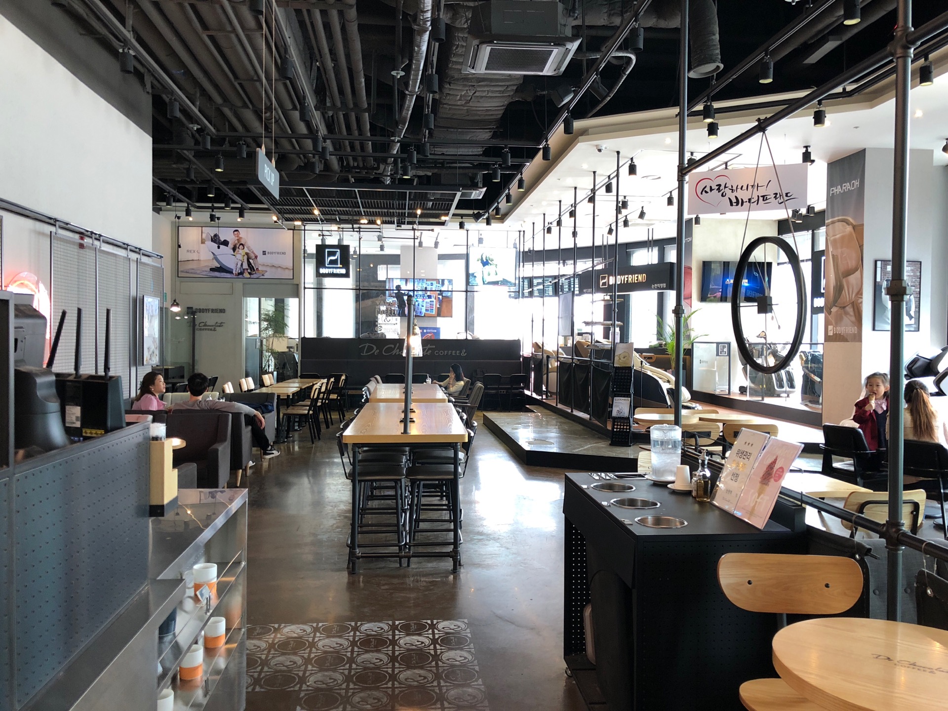 DE CHOCOLATE COFFEE | 서울 강남구 강남대로 556 | +82 2-515-8384