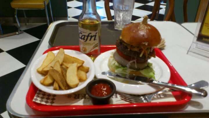 Burger Hunter | 서울 강남구 학동로 103 | +82 2-546-2582