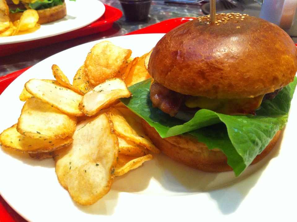 Burger Hunter | 서울 강남구 학동로 103 | +82 2-546-2582