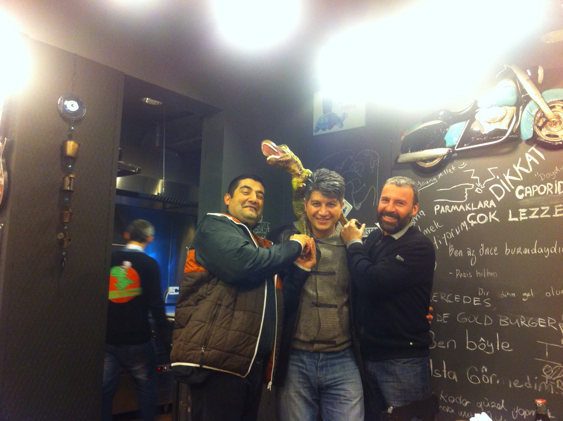 Old T-Rex Burger Club | Opr. Cemil Topuzlu Caddesi No:137/A Caddebostan, 34800 Kadiköy/İstanbul | +90 216 366 70 00