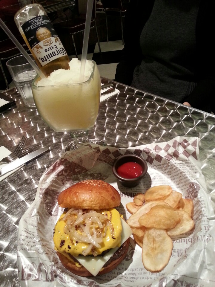 Burger Hunter | 서울 강남구 학동로 103 | +82 2-546-2582