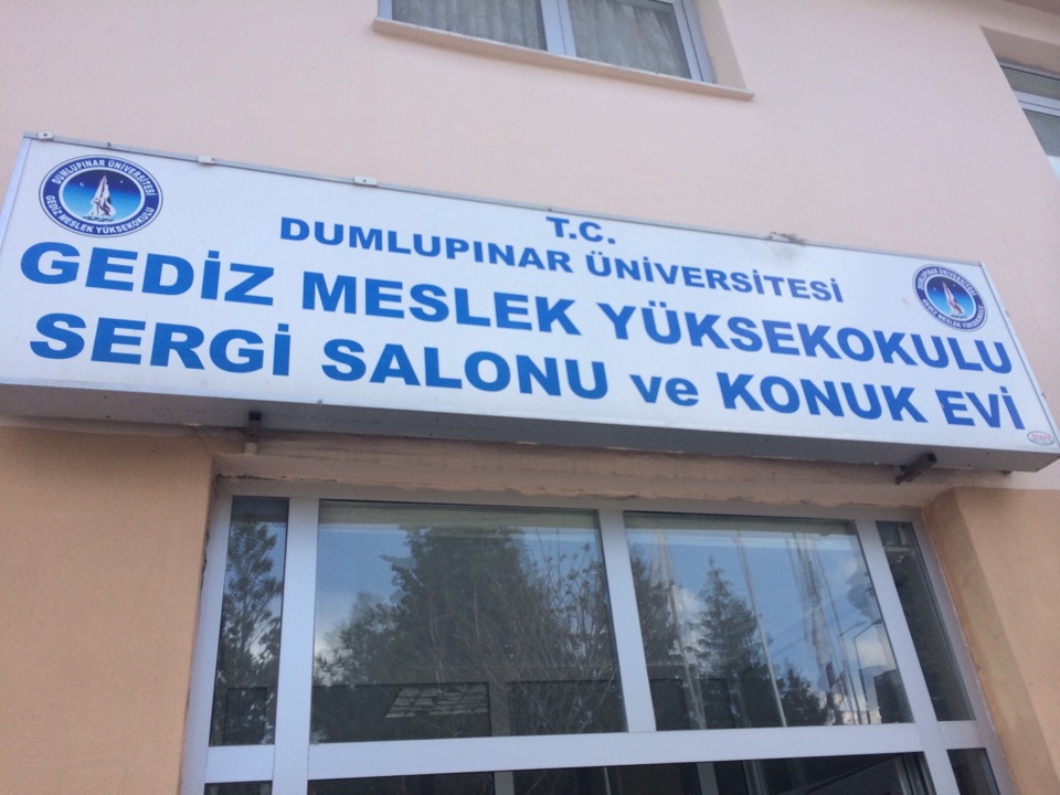 Dumlupınar Üniversitesi Sergi Salonu & Konuk Evi | Gediz Yerleşkesi, 43600 Gediz/Kütahya | +90 274 412 38 76