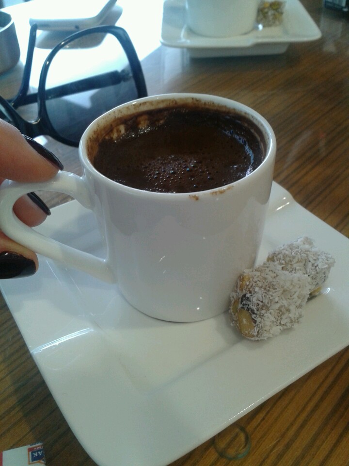 Eylül Cafe | Bahçelerarası Mithatpaşa Caddesi, 35330 Balçova/İzmir | +90 232 277 36 39