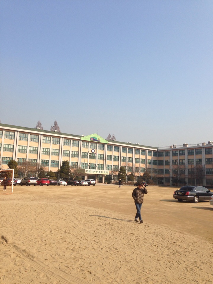 반포중학교 | 서울특별시 서초구 신반포로 67 | +82 2-599-2303