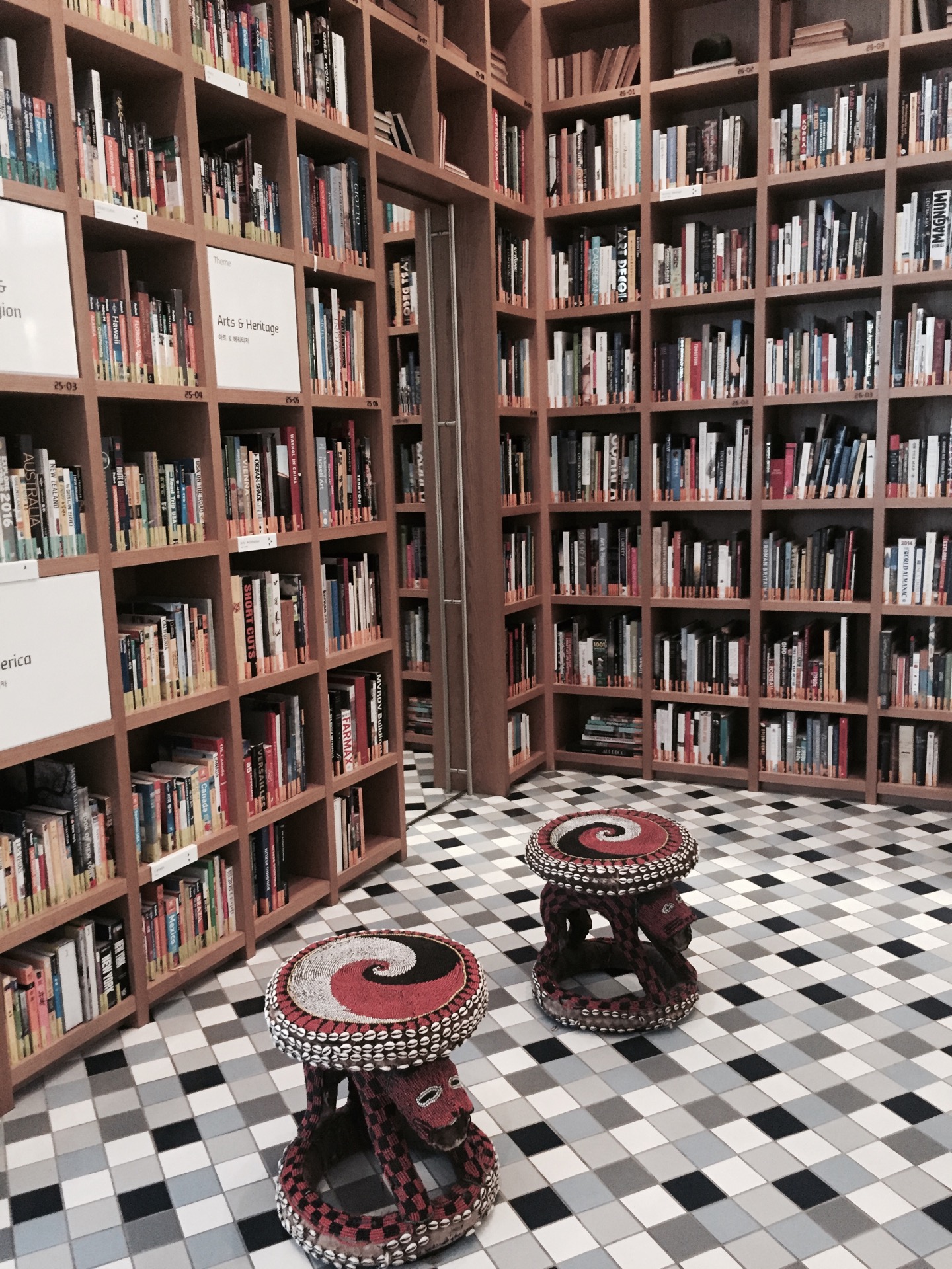 현대카드 TRAVEL LIBRARY | 서울특별시 강남구 선릉로152길 18 | +82 2-3485-5509