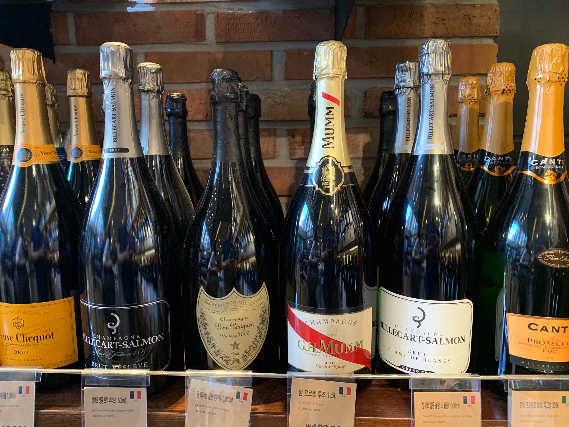 Wine & More | Seoul Yongsan-gu 독서당로 84 | +82 2-793-4539