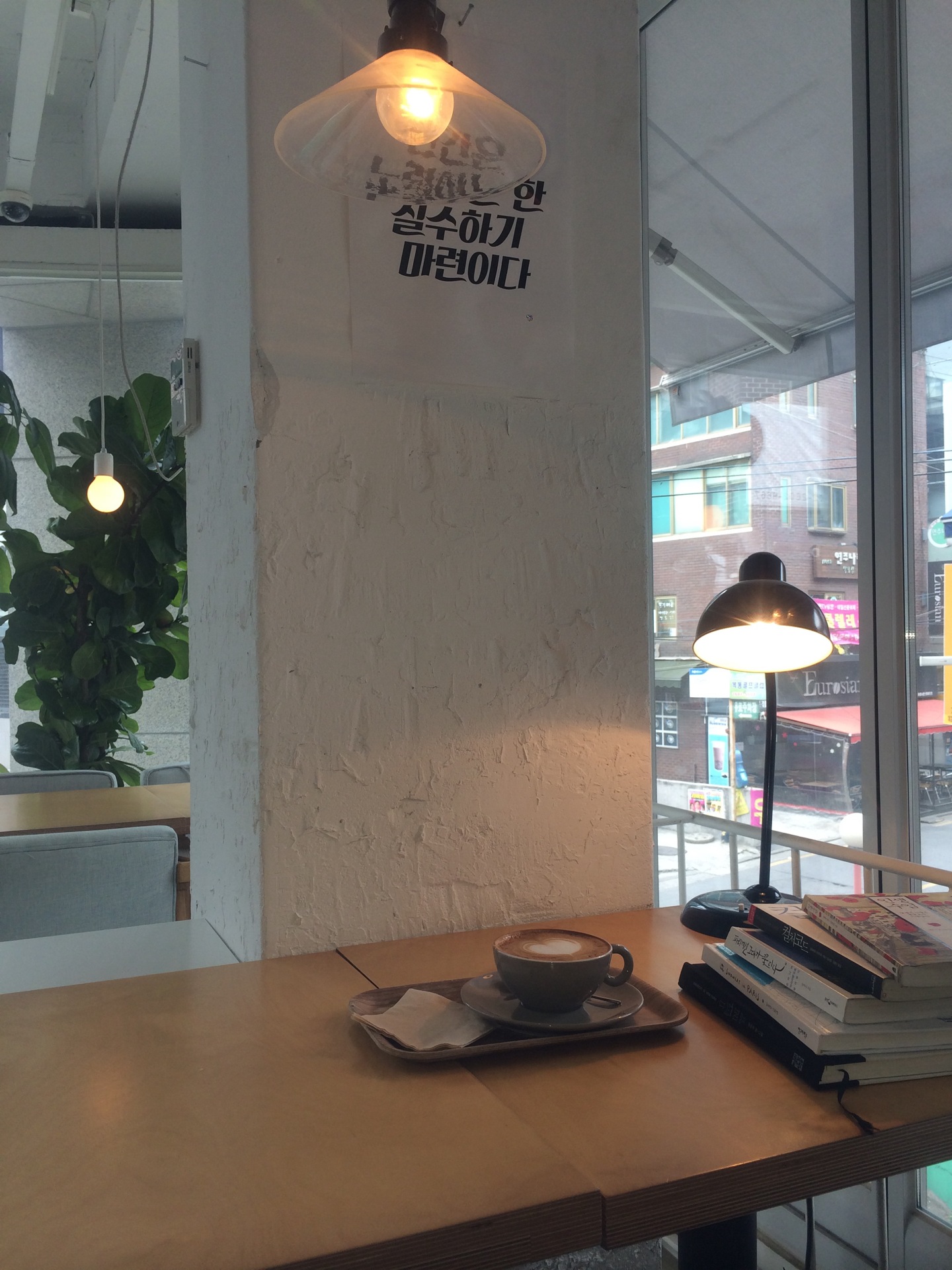 Cafe Qooom / 쿰 | Seoul Yang cheon gu 목동로23길 1 | +82 2-2695-3337
