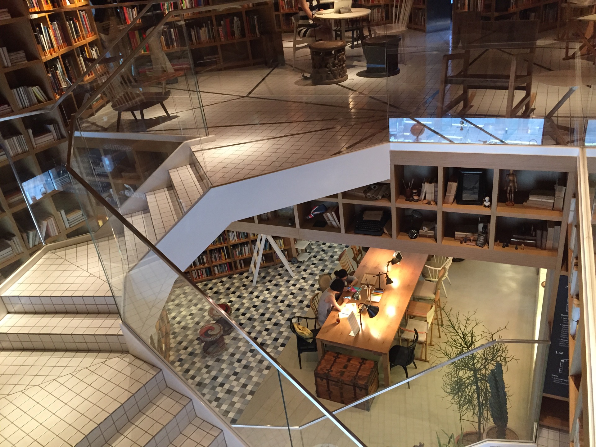 현대카드 TRAVEL LIBRARY | 서울특별시 강남구 선릉로152길 18 | +82 2-3485-5509