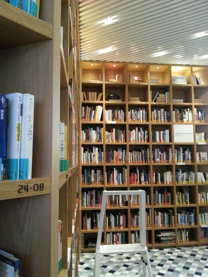 현대카드 TRAVEL LIBRARY | 서울특별시 강남구 선릉로152길 18 | +82 2-3485-5509