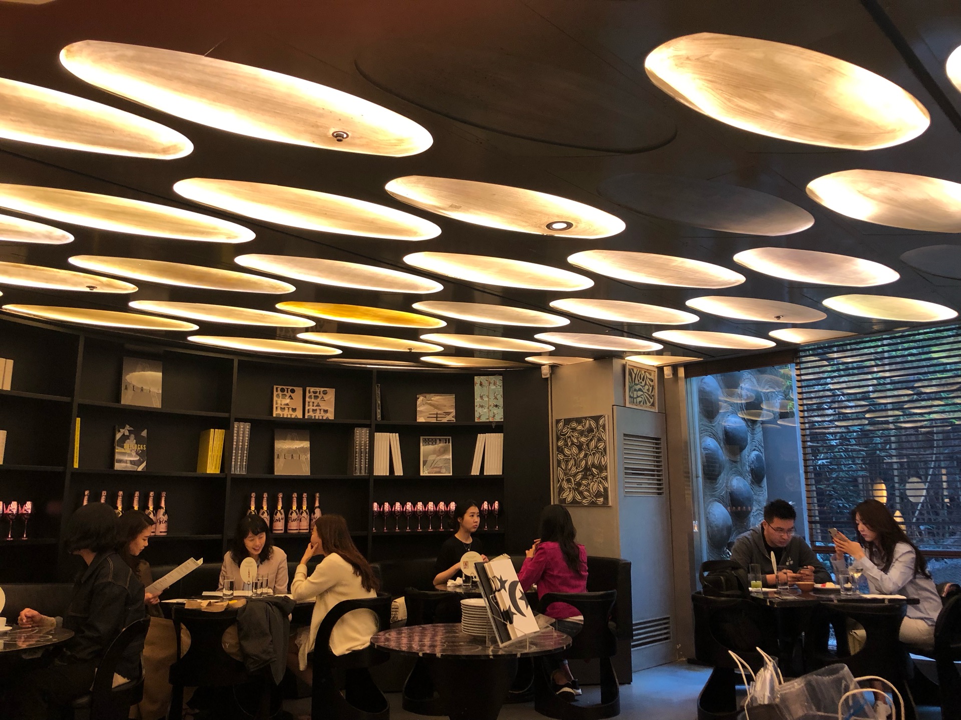 10 corso como cafe | Seoul Junggu 압구정로 416 더트리니티빌딩 | +82 2-3018-1010