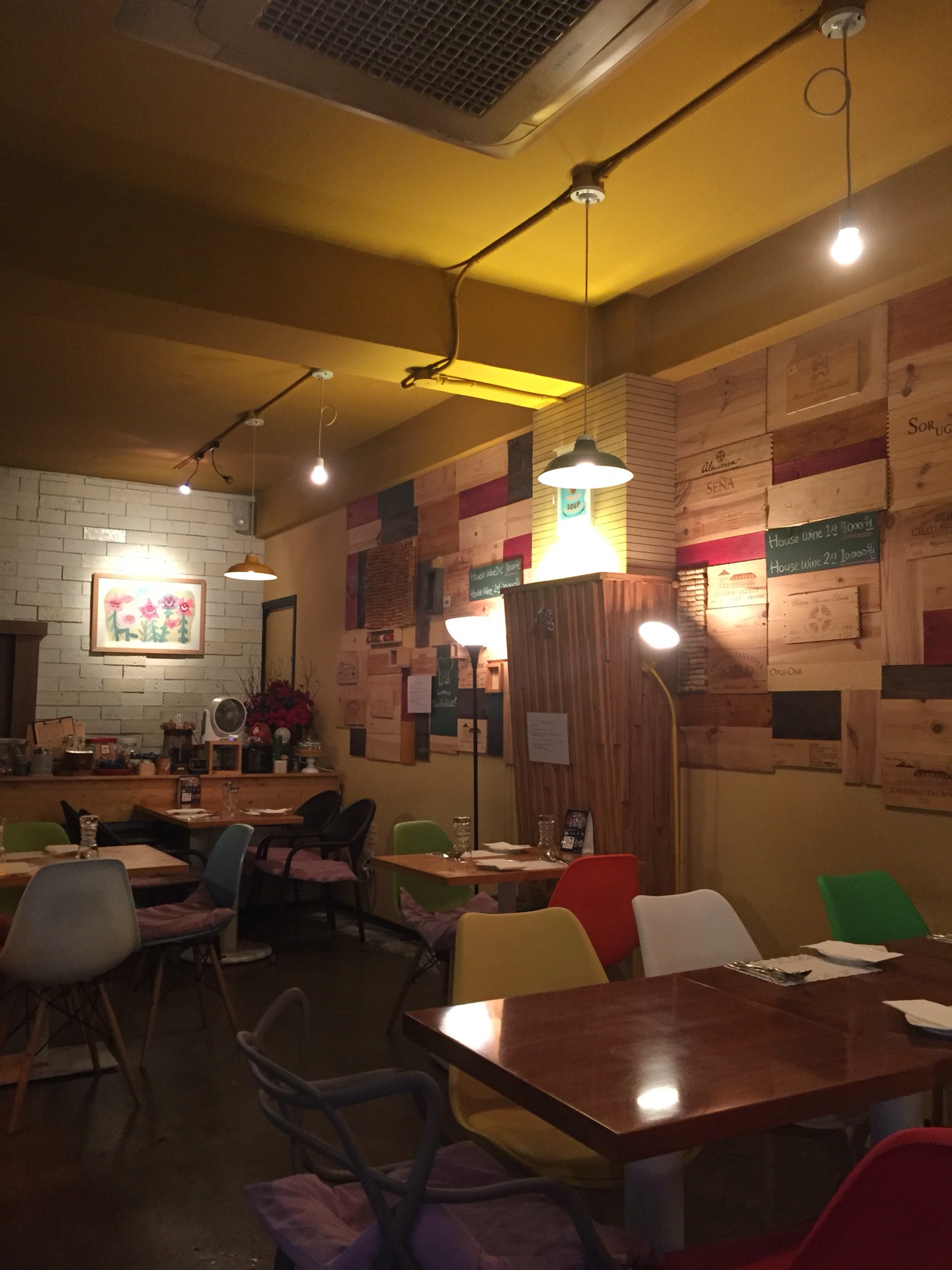 Poco Felice | 서울 마포구 동교로18길 13 | +82 2-338-2435 Poco Felice | 서울 마포구 동교로18길 13 | +82 2-338-2435