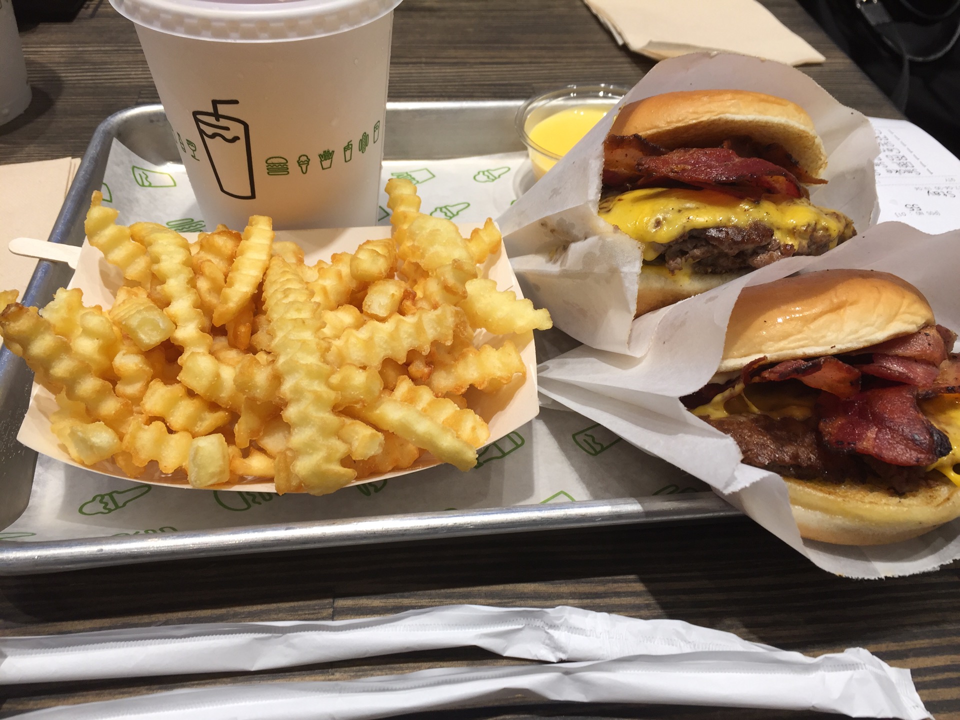 Shake Shack | 서울특별시 강남구 도산대로 327 | +82 2-510-5217