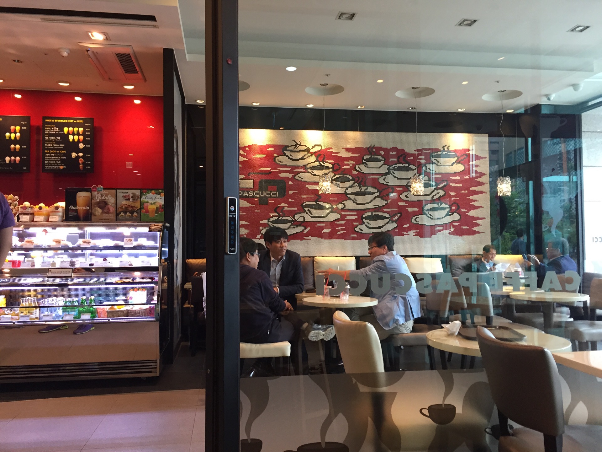 CAFFÉ PASCUCCI | 서울시 영등포구 여의도동 13 진미파라곤 1층 | +82 2-780-8497